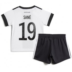 Tyskland Leroy Sane #19 Replika Babytøj Hjemmebanesæt Børn VM 2022 Kortærmet (+ Korte bukser)